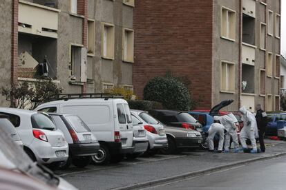 Policías trabajan a las puertas de la casa de Mohamed Merah, tras el asalto que ha acabado con el autor confeso de los atentados de Toulouse.