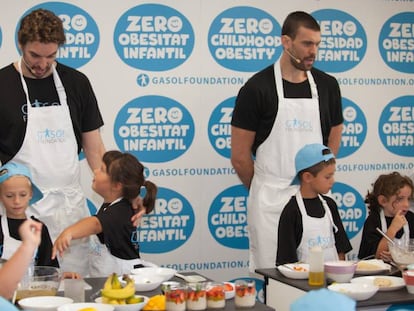 Pau y Marc Gasol, en su Fundaci&oacute;n contra la obesidad infantil.