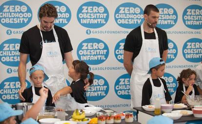 Pau y Marc Gasol, en su Fundaci&oacute;n contra la obesidad infantil.