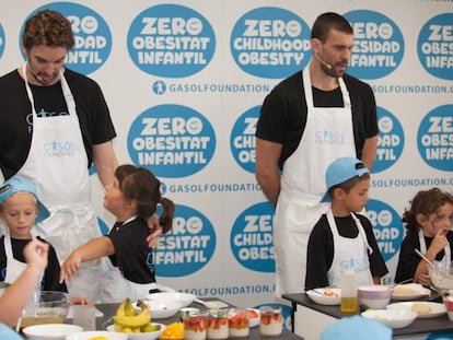 Pau y Marc Gasol, en su Fundaci&oacute;n contra la obesidad infantil.