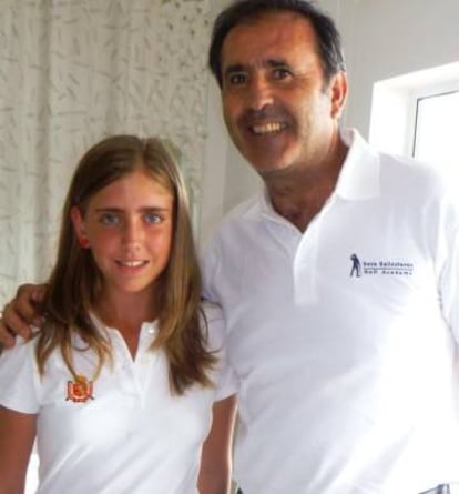 Celia Barquín, en 2011 con Severiano Ballesteros tras la entrevista.