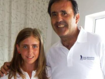 Celia Barquín, en 2011 con Severiano Ballesteros tras la entrevista.