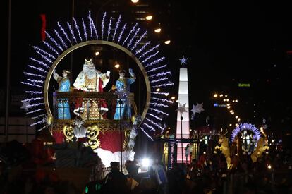 La carroza del Rey Melchor durante el desfile en Madrid.