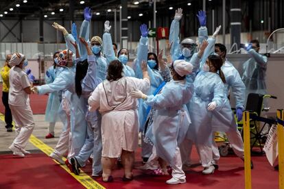 Sanitarios celebran el cierre del hospital de campaña instalado en pabellones de Ifema, el 30 de abril pasado.