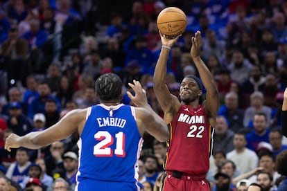 El alero de los Miami Heat Jimmy Butler lanza a canasta ante el pívot de los Philadelphia 76ers Joel Embiid en el partido de este miércoles.