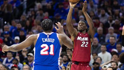 El alero de los Miami Heat Jimmy Butler lanza a canasta ante el pívot de los Philadelphia 76ers Joel Embiid en el partido de este miércoles.