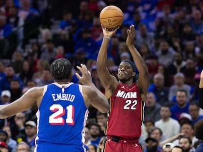 El alero de los Miami Heat Jimmy Butler lanza a canasta ante el pívot de los Philadelphia 76ers Joel Embiid en el partido de este miércoles.