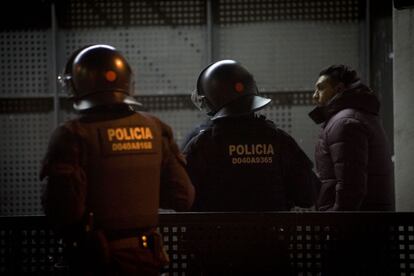 La policia catalana ha entrat de manera simultània en uns 70 pisos i ha detingut un centenar de persones.