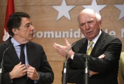 El presidente de la Comunidad de Madrid, Ignacio González (i), y el presidente y consejero delegado de Las Vegas Sands, Michael Leven, durante la rueda de prensa que han ofrecido hoy en la Casa de Correos de la Puerta del Sol.