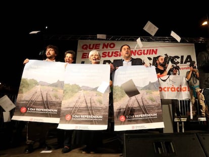 Oriol Junqueras, en el centro, durante el acto a favor del refer&eacute;ndum en la plaza Universidad de Barcelona