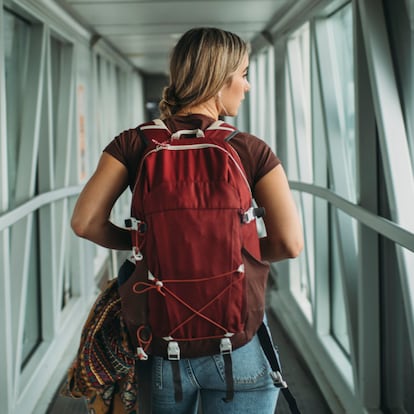 Artículo de EL PAÍS Escaparate que describe la mejor mochila para la cabina del avión en aerolíneas low cost y en oferta