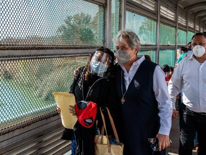 Norma Pimentel, diretora da Casa do Migrante em McAllen (EUA), acompanha na ponte fronteiriça imigrantes que atravessaram na sexta-feira.