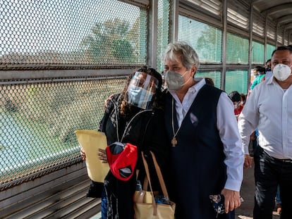 Norma Pimentel, diretora da Casa do Migrante em McAllen (EUA), acompanha na ponte fronteiriça imigrantes que atravessaram na sexta-feira.