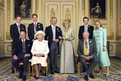 Carlos y Camila, con sus hijos, Guillermo y Enrique y Tom y Laura. Sentados, los padres de él, Felipe de Edimburgo y la reina Isabel II, y el padre de ella, el mayor Bruce Shand.