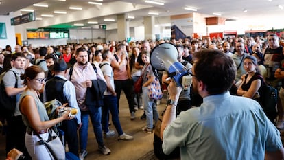 Un empleado informa a los pasajeros sobre los retrasos en la estación de Madrid-Chamartín después de que este jueves la circulación de trenes de alta velocidad se viera interrumpida por una falta de tensión eléctrica en la estación.