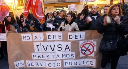 Empleados del Instituto de Vivivenda, ayer, durante la protesta ante el Palau.