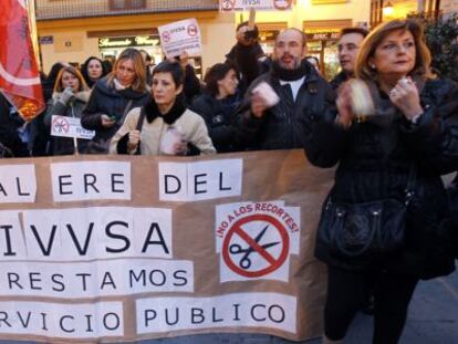 Empleados del Instituto de Vivivenda, ayer, durante la protesta ante el Palau.