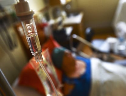 Una enferma de cáncer de mama recibiendo quimioterapia.