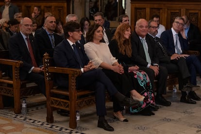 De izquierda a derecha, Salvador Illa, presidente de la Generalitat, Pepa Bueno, directora de EL PAÍS, Pilar Gil, vicepresidenta de PRISA, Sergi Loughney, director general Adjunto de Asuntos Corporativos en la Fundación la Caixa, Juan Cantón, director general de Prensa del grupo PRISA, y Alex Ellis, embajador del Reino Unido en España.