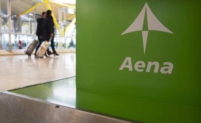 Un cartel de Aena en la terminal 4 de Madrid-Barajas.