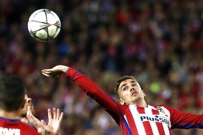 Griezmann y Xabi intentan controlar el balón. A cámara lenta, parece que con las manos.