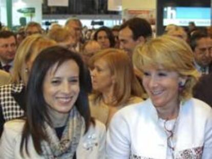 La presidenta regional de Madrid, Esperanza Aguirre (2ªd), junto a la ministra de la Vivienda, Beatriz Corredor (2ªi); el presidente de IFEMA, Luis Eduardo Cortés (d), y el director de la Asociación de Promotores Inmobiliarios de Madrid (Asprima), José Manuel Galindo (i), durante la inauguración ayer de la duodécima edición del Salón Inmobiliario Internacional de Madrid (SIMA), que se celebra hasta el domingo en la Feria de Madrid (IFEMA).