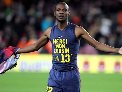 Eric Abidal muestra una camiseta de agradecimiento a su primo, donante en su trasplante, tras un partido de liga en 2013.