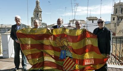Joan Beneyto, Antoni Peregil, Josep Lluís Albinyana, Eliseu Climent y Antoni Mora con la senyera preautonómica.