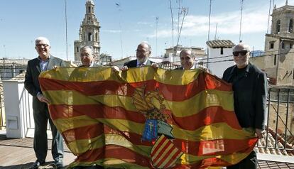 Joan Beneyto, Antoni Peregil, Josep Llu&iacute;s Albinyana, Eliseu Climent y Antoni Mora con la senyera preauton&oacute;mica. 