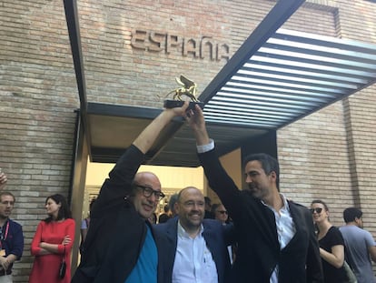 Los comisarios Carlos Quintáns (izquierda) e Iñaqui Carnicero (derecha), junto con Patxi Mangado, celebran el León de Oro.