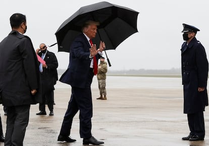 Horas antes del mitin, la Casa Blanca informó de que el presidente ha dado negativo al virus “en días consecutivos”. En la imagen, el candidato republicano, Donald Trump, se dirige hacia la escalerilla en el 'Air Force One', sin mascarilla, para participar en el mitin de Florida.