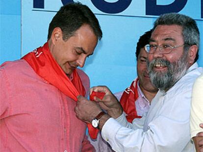 Méndez anuda una pañoleta de la UGT a Zapatero, ayer, en Rodiezmo (León).