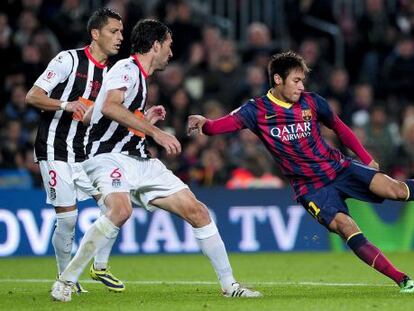 Neymar dispara ante dos jugadores del Cartagena.