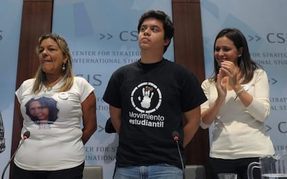 Rosa Orozco y Carlos Vargas, junto a la diputada Mar&iacute;a Corina Machado.