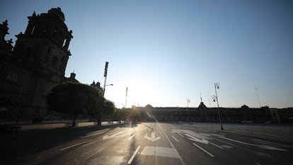 Vista de la plaza del Zócalo en Ciudad de México, durante el confinamiento.