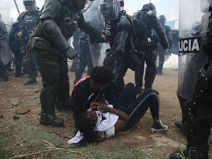 Policías antidisturbios durante un desalojo cerca de Cali (Colombia), el 6 de octubre de 2022.