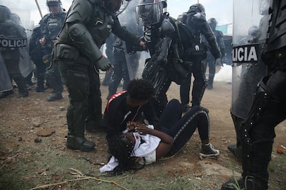 Policías antidisturbios durante un desalojo cerca de Cali