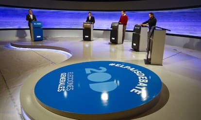 EL PAÍS celebra este lunes el primer debate electoral entre candidatos a la presidencia del Gobierno que se retransmite en la página web del diario. Te mostramos los últimos preparativos antes de la emisión del debate por la web de EL PAÍS. En la imagen, un ensayo con el moderador, Carlos de Vega (izq.).