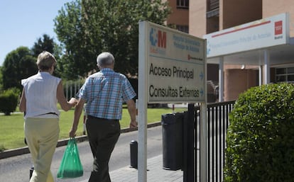 Dos personas entraban ayer en el hospital Príncipe de Asturias de Alcalá.