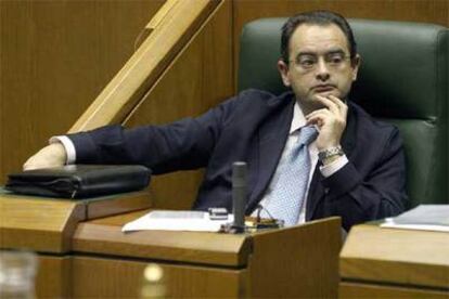 El consejero de Interior del Gobierno vasco, Javier Balza, durante un pleno del Parlamento vasco.