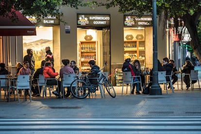 Una terraza de un restaurante de alarma en el barrio de Russafa, el pasado mes.