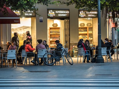 Una terraza de un restaurante de alarma en el barrio de Russafa, el pasado mes.