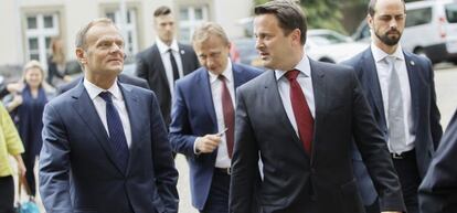 El presidente del Consejo Europeo, Donald Tusk, y el primer ministro de Luxemburgo, Xavier Bettel, ayer tras una rueda de prensa celebrada en la sede del Ministerio de Exteriores en Luxemburgo