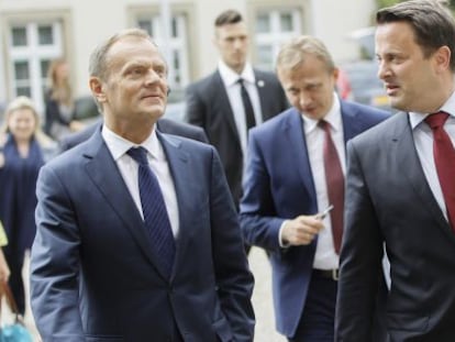 El presidente del Consejo Europeo, Donald Tusk, y el primer ministro de Luxemburgo, Xavier Bettel, ayer tras una rueda de prensa celebrada en la sede del Ministerio de Exteriores en Luxemburgo