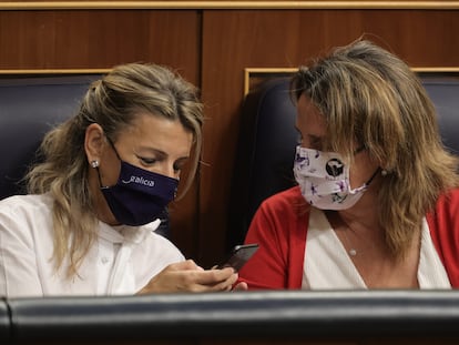 Las vicepresidentas Yolanda Díaz y Teresa Ribera, este jueves en el Congreso de los Diputados.