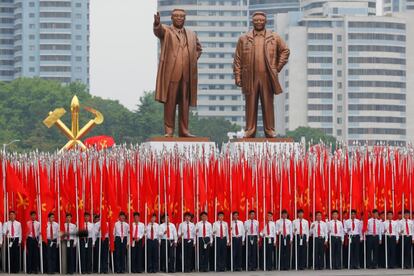 Miles de personas, entre civiles y militares, abarrotaron la plaza Kim Il-sung de la capital.
