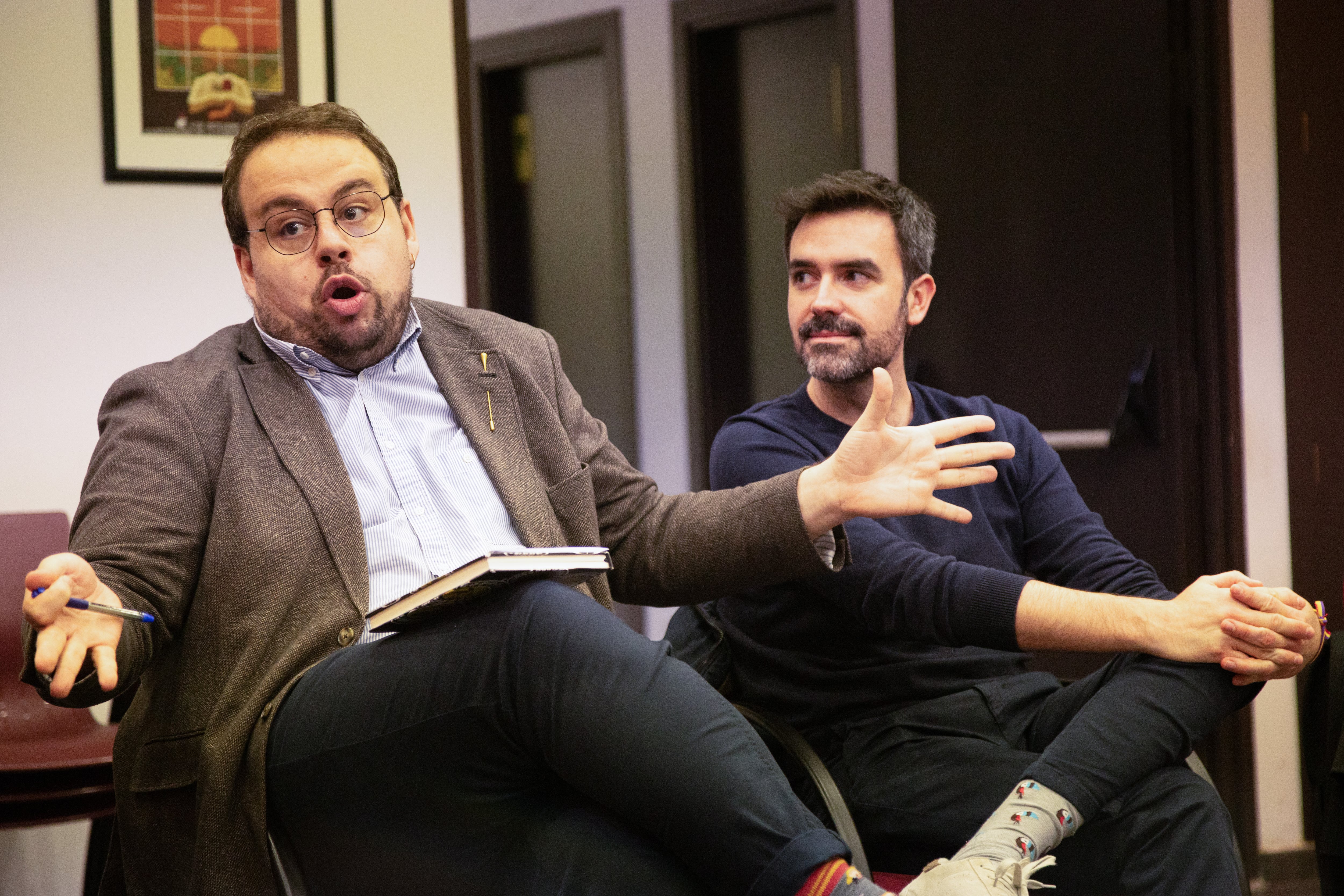 Ricardo Robles (izda) y Ramón López, militantes socialistas en la reunión de su agrupación.