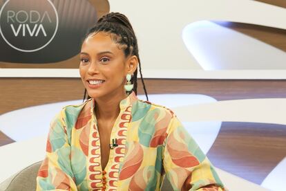La actriz brasileña Taís Araújo, que ha protagonizado múltiples telenovelas, tardó dos años en aceptar la invitación para sentarse en la butaca giratoria del programa y responder preguntas durante hora y media.