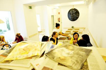 » Con la experiencia de su hermano mayor frente a la Puerta de Alcalá (ambos con interiorismo de Carmen Baudín), este Harina sigue apostando por los panes de masa madre caseros. Hay sándwiches, pequeños y primorosamente cortados y elaborados con pan de espinacas, amapolas o de nueces y pasas. Los más dulces vienen por las tartas caseras. A saber: tarta de remolacha y chocolate, con harina integral, cubierta con crema de queso; de zanahoria, con harina integral y azúcar moreno, o de chocolate fondant con frambuesa. Y zumos naturales antioxidantes. » Augusto Figueroa, 2. Madrid. www.harinamadrid.com