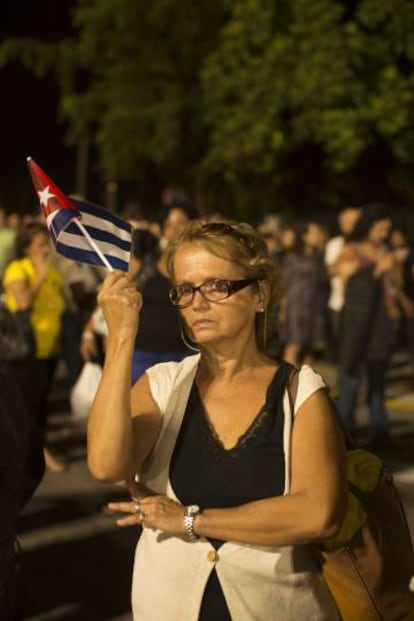Una mujer en el homenaje a Castro en La Habana.